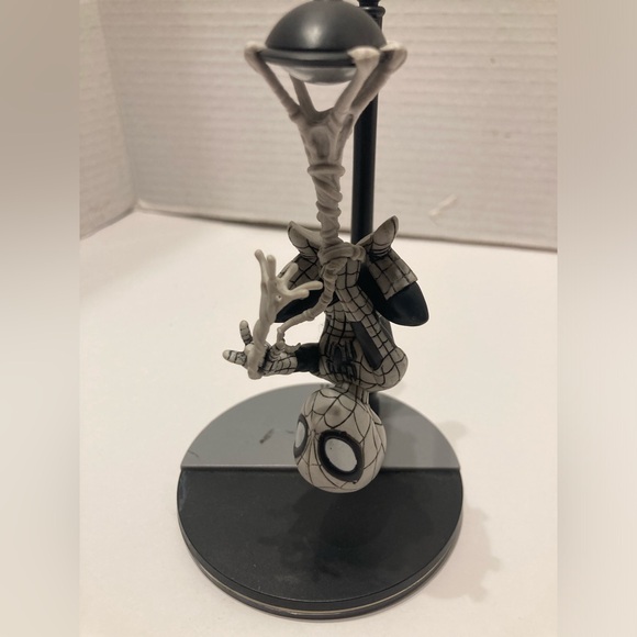 Q-FIG SpiderMan B&W  Loot Crate Exclusive Daily Bugle Marvel Figure Statue - Picture 6 of 8